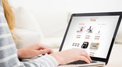 Pessoa navegando em notebook por uma lista online de presentes de casamento, com itens domésticos e valores exibidos na tela.