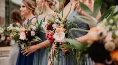 Imagem de madrinhas de casamento com buquê de flores nas mãos.