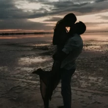 Cotas de lua de mel: imagem de um casal se beijando na praia