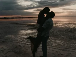 Cotas de lua de mel: imagem de um casal se beijando na praia