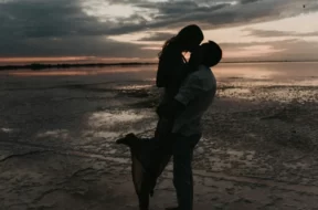Cotas de lua de mel: imagem de um casal se beijando na praia
