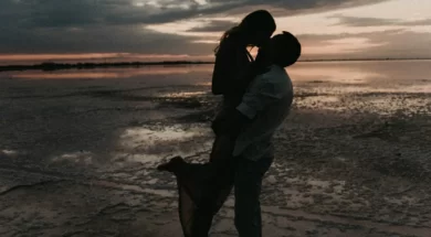 Cotas de lua de mel: imagem de um casal se beijando na praia