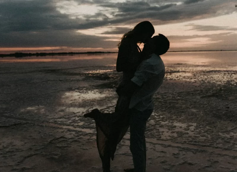 Cotas de lua de mel: imagem de um casal se beijando na praia