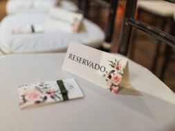 Imagem mostra uma mesa com uma placa de reservado