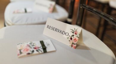 Imagem mostra uma mesa com uma placa de reservado