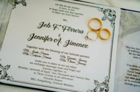 Imagem de convite de casamento com as informações necessárias e sobre o convite e as alianças.