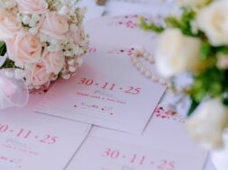 Imagem mostra convites de casamento com a data em destaque. Ao lado, há um buquê de flores.