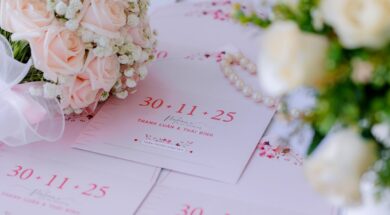 Imagem mostra convites de casamento com a data em destaque. Ao lado, há um buquê de flores.