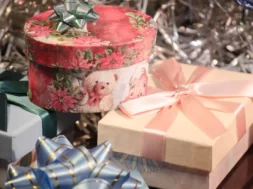 Imagem de presentes de casamento embrulhados com cuidado e dispostos sobre uma mesa decorada. As embalagens têm acabamentos elegantes, criando um clima festivo e sofisticado de celebração.