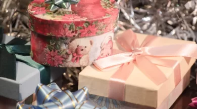 Imagem de presentes de casamento embrulhados com cuidado e dispostos sobre uma mesa decorada. As embalagens têm acabamentos elegantes, criando um clima festivo e sofisticado de celebração.