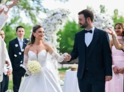 Imagem de uma noiva e de um noivo saindo da cerimônia de casamento