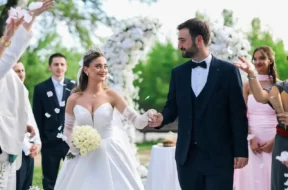 Imagem de uma noiva e de um noivo saindo da cerimônia de casamento