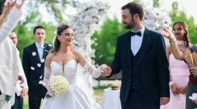 Imagem de uma noiva e de um noivo saindo da cerimônia de casamento