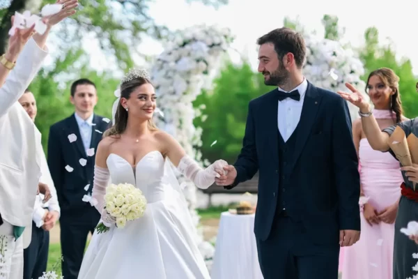 Imagem de uma noiva e de um noivo saindo da cerimônia de casamento