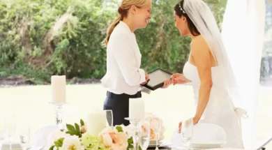 Imagem de uma noiva em seu casamento conversando com a cerimonialista.