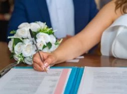 Imagem de um casal de noivos casando no civil