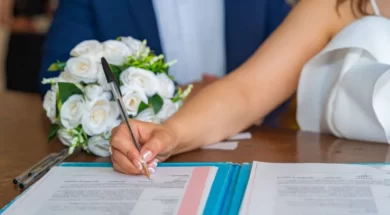Imagem de um casal de noivos casando no civil