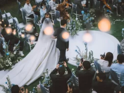 Imagem dos noivos entrando na cerimônia de casamento.