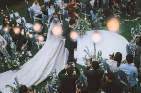 Imagem dos noivos entrando na cerimônia de casamento.