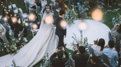 Imagem dos noivos entrando na cerimônia de casamento.