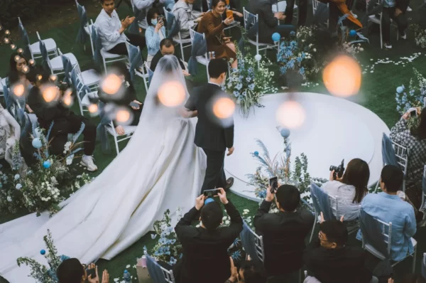 Imagem dos noivos entrando na cerimônia de casamento.