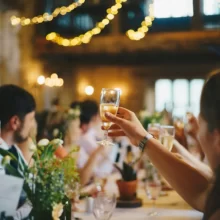Convidados celebram casamento com taças de espumante à mesa