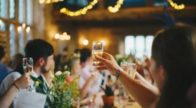 Convidados celebram casamento com taças de espumante à mesa