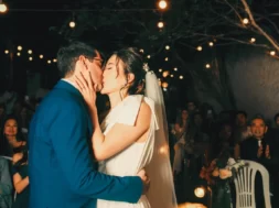 Foto dos noivos se beijando após a cerimônia