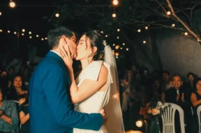 Foto dos noivos se beijando após a cerimônia