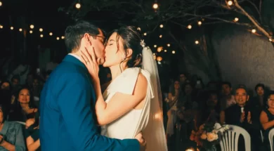 Foto dos noivos se beijando após a cerimônia